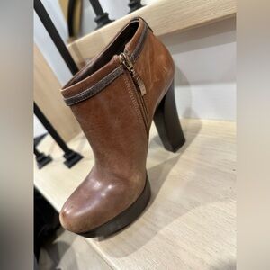 GUESS Boots (Size: 8)